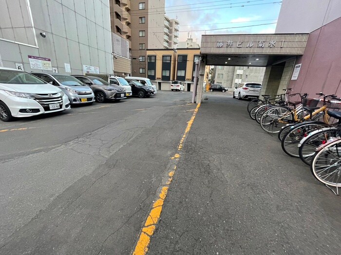 物件外観写真6　(駐車場)