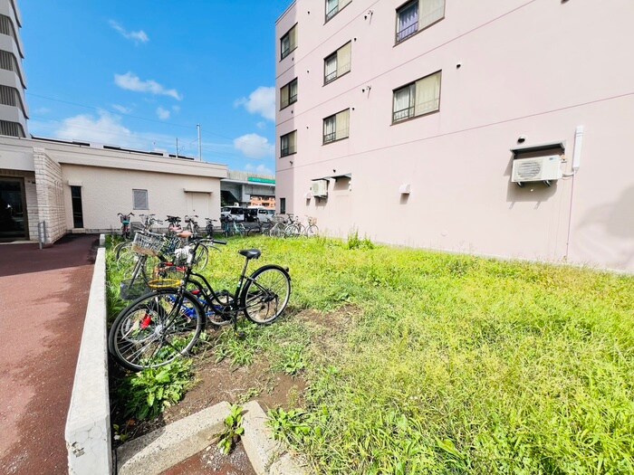 物件外観写真4　(駐輪場)