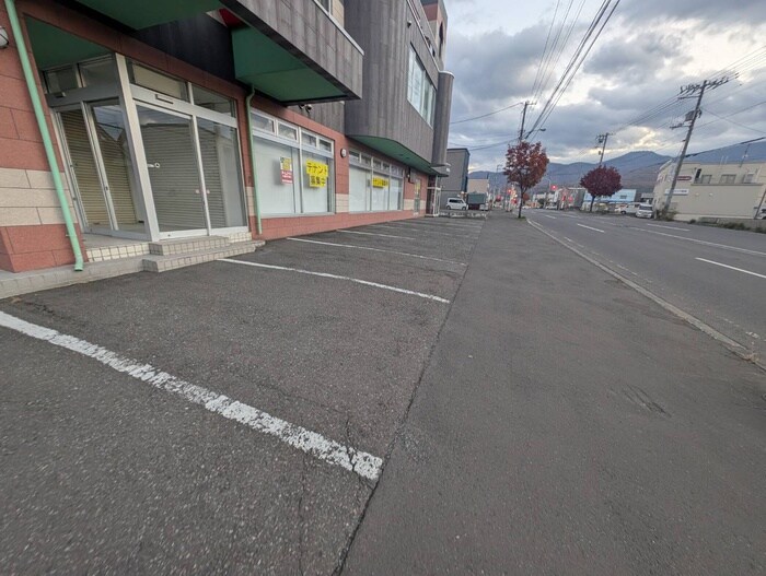 物件外観写真3　(駐車場)