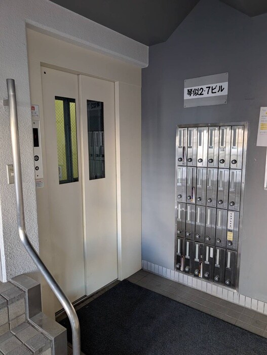 物件外観写真4　(エントランス部分)