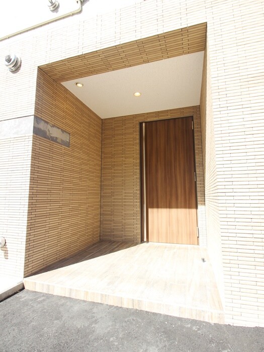 物件外観写真3　(エントランス部分)