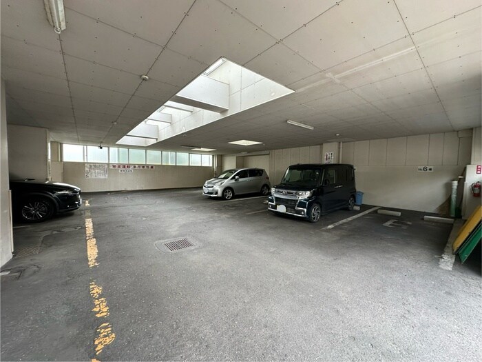 物件外観写真3　(駐車場)