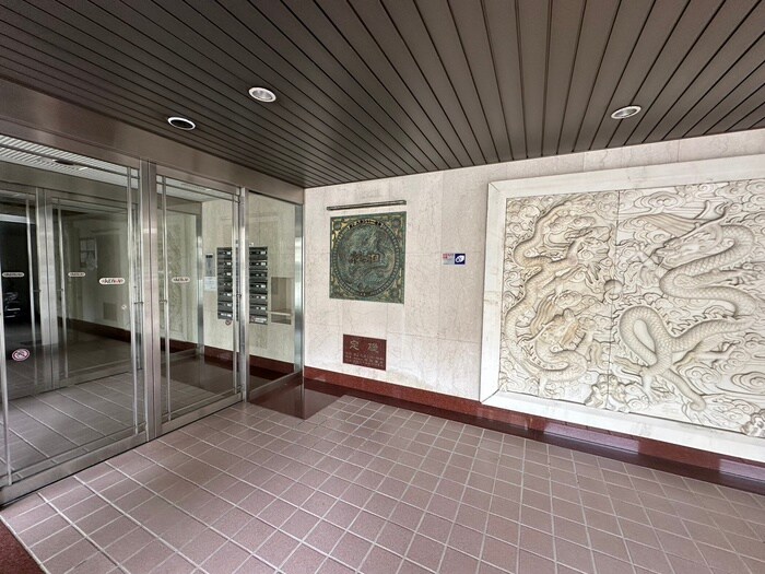 物件外観写真6　(エントランス部分)