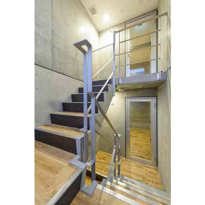 物件外観写真6　(エントランス部分)