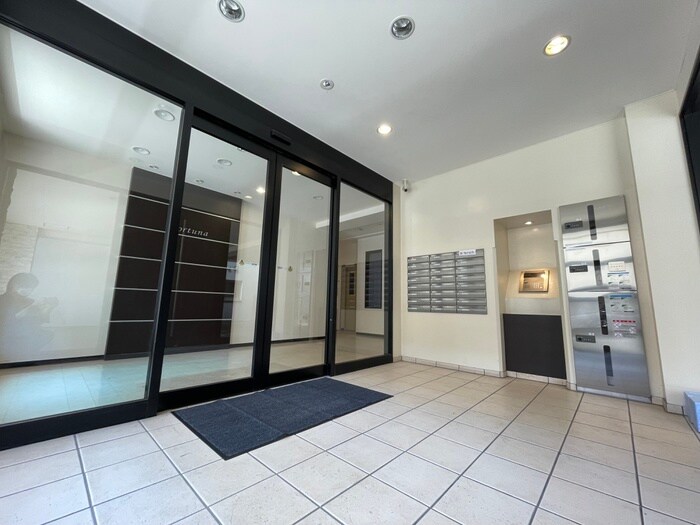 物件外観写真2　(エントランス部分)