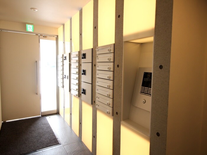 物件外観写真2　(エントランス部分)