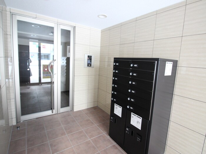 物件外観写真3　(エントランス部分)