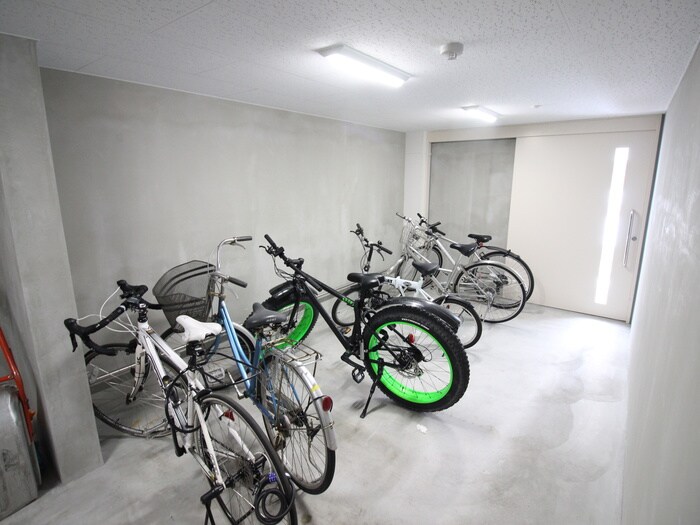 物件外観写真4　(駐輪場)