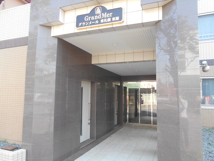 物件外観写真4　(エントランス部分)