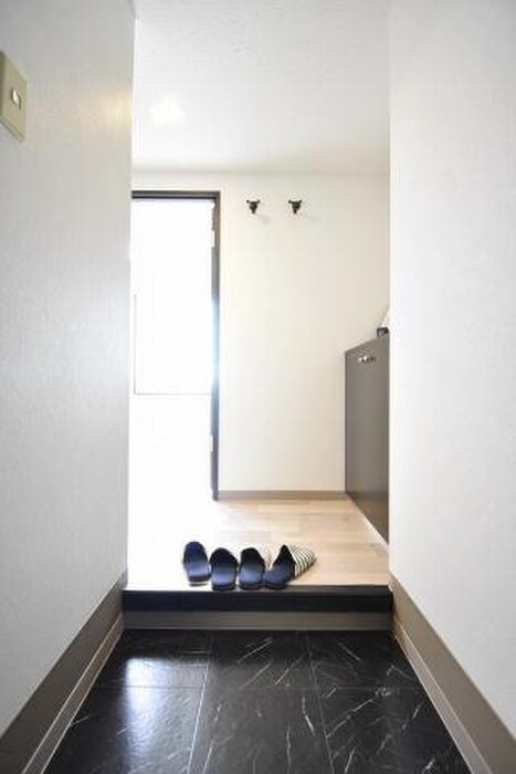 物件内観写真12　(玄関)