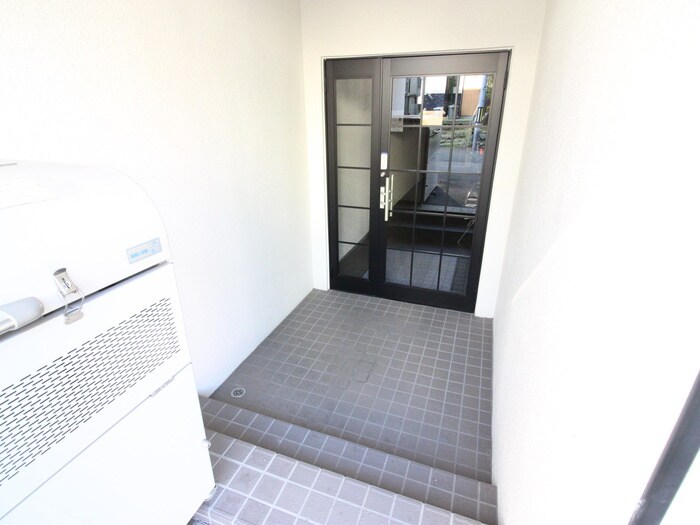 物件外観写真4　(エントランス部分)
