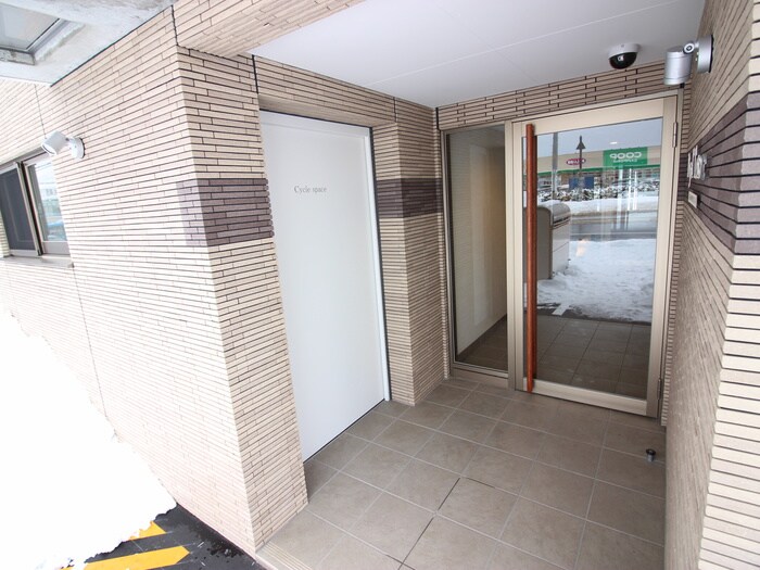 物件外観写真3　(エントランス部分)