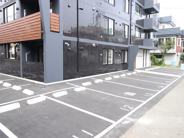 物件外観写真4　(駐車場)