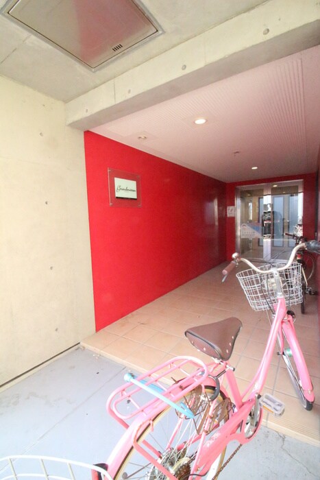 物件外観写真5　(エントランス部分)