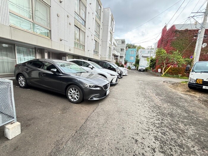 物件外観写真3　(駐車場)