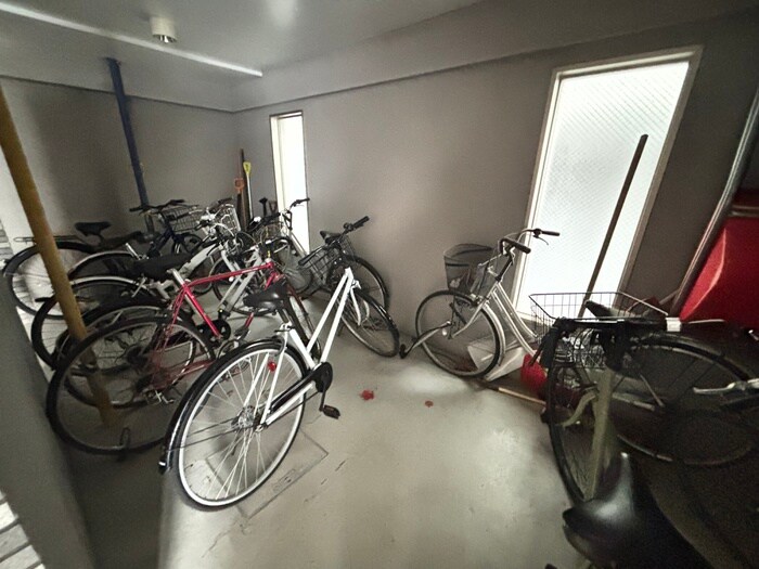 物件外観写真4　(駐輪場)