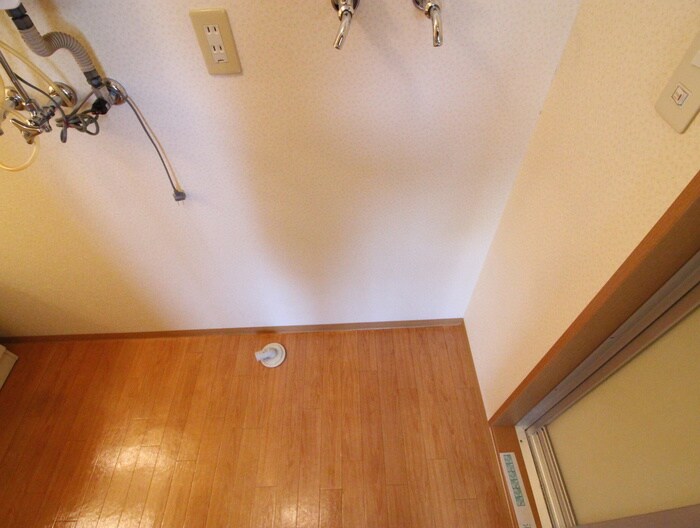 物件内観写真16　(洗濯機置場)