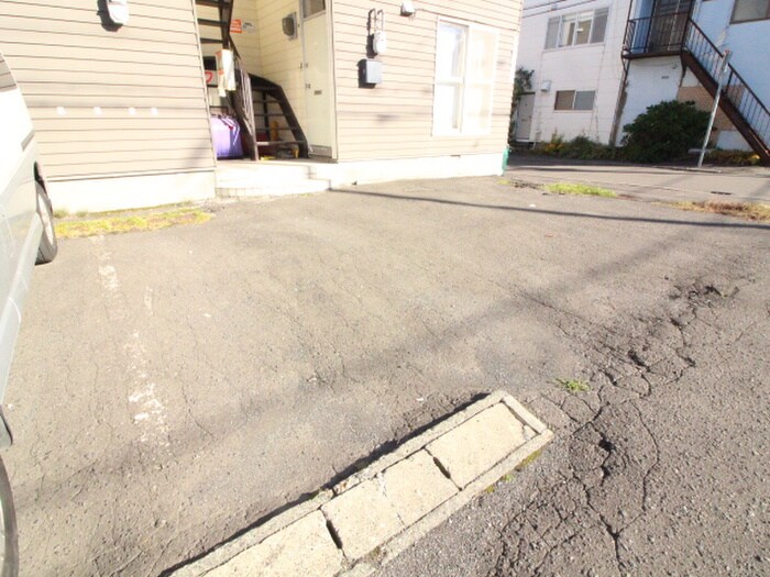 物件外観写真4　(駐車場)