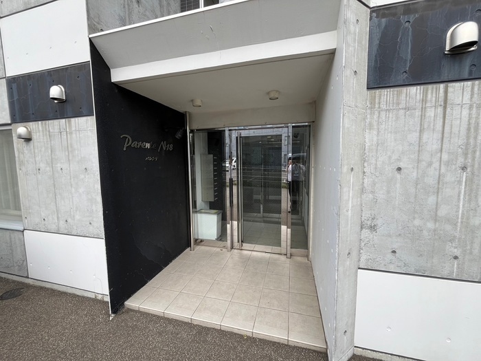 物件外観写真4　(エントランス部分)