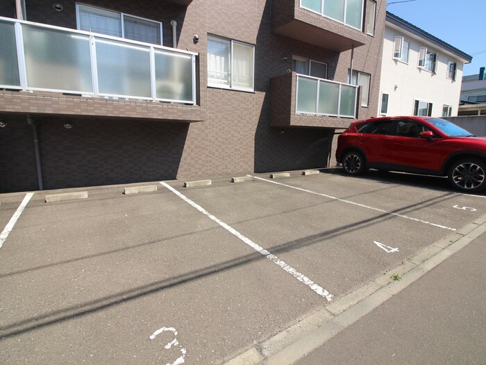 物件外観写真6　(駐車場)