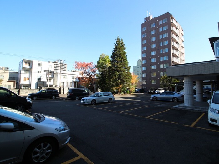 物件外観写真5　(駐車場)