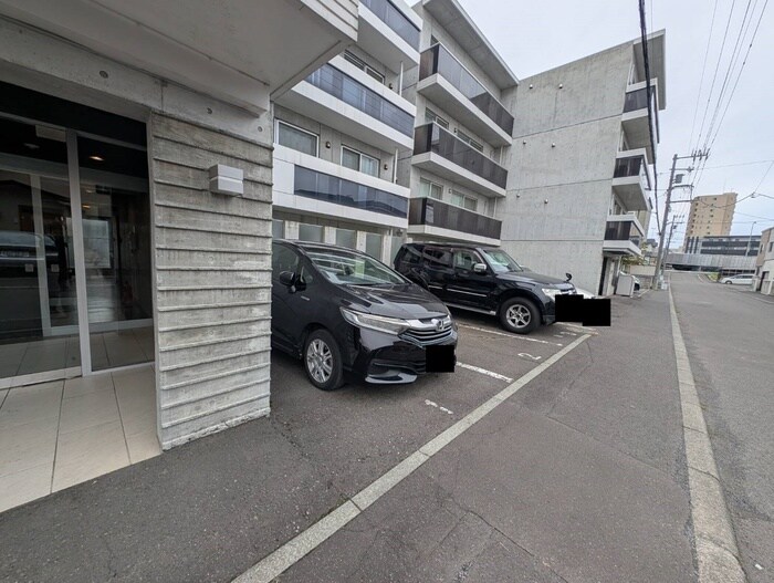 物件外観写真3　(駐車場)