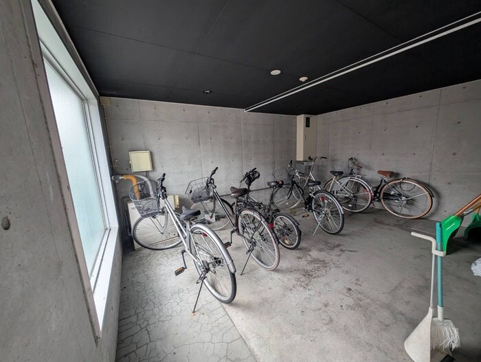 物件外観写真4　(駐輪場)