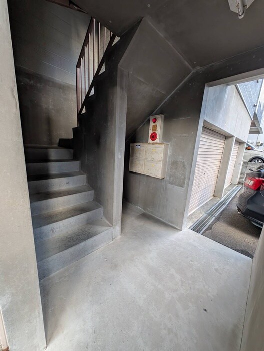 物件外観写真5　(エントランス部分)