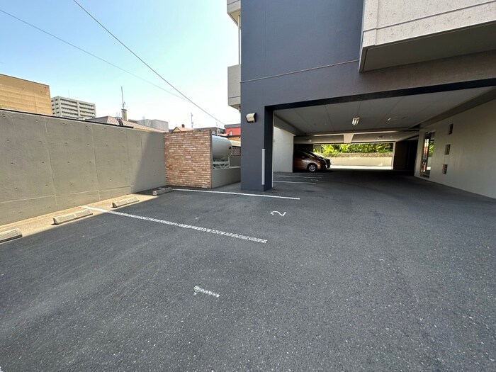 物件外観写真4　(駐車場)