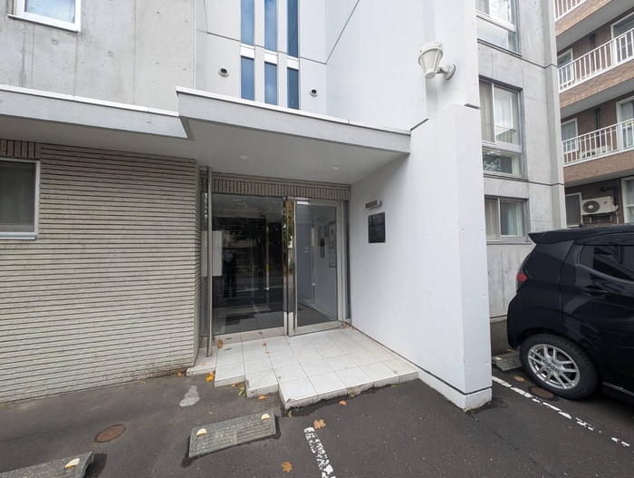 物件外観写真3　(エントランス部分)