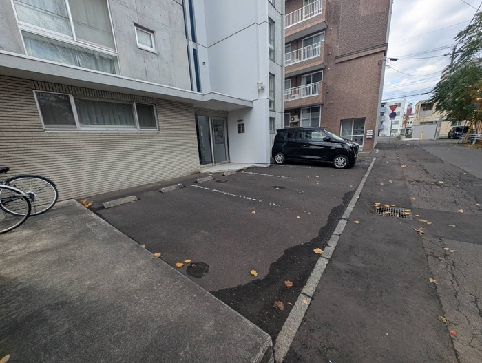 物件外観写真5　(駐車場)