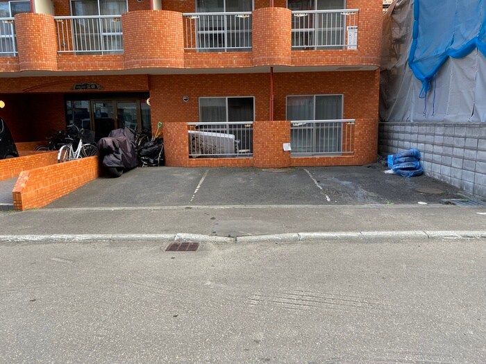 物件外観写真3　(駐車場)