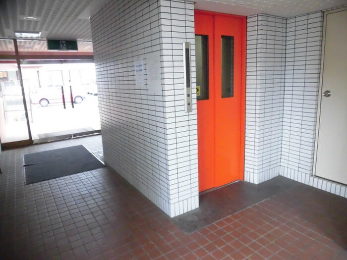 物件外観写真6　(エントランス部分)