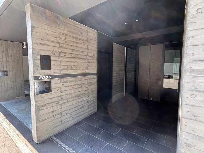 物件外観写真3　(エントランス部分)