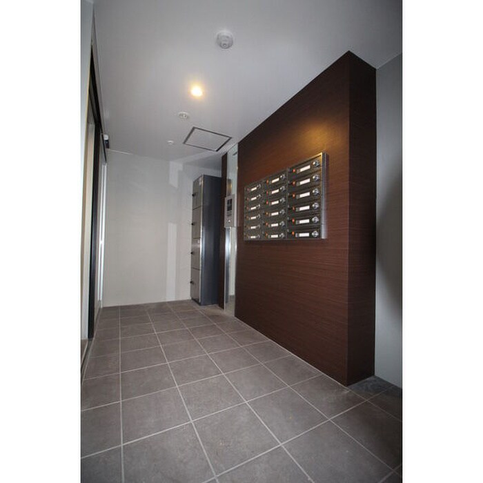 物件外観写真4　(エントランス部分)