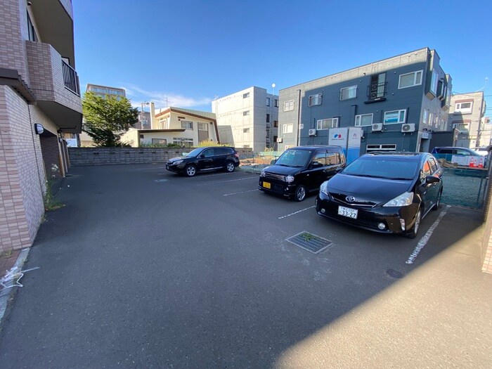 物件外観写真5　(駐車場)
