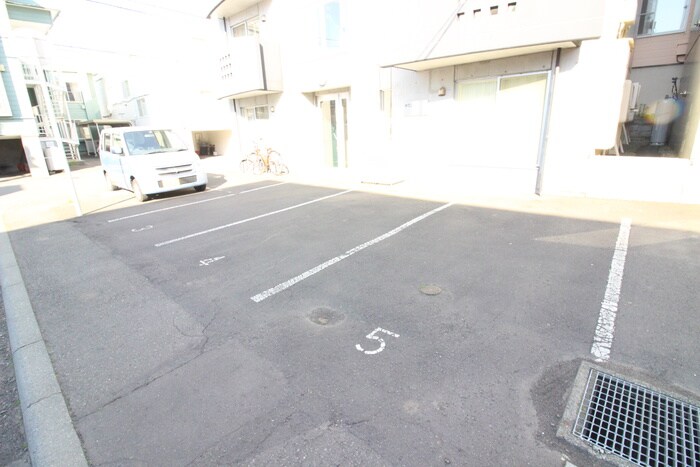 物件外観写真3　(駐車場)