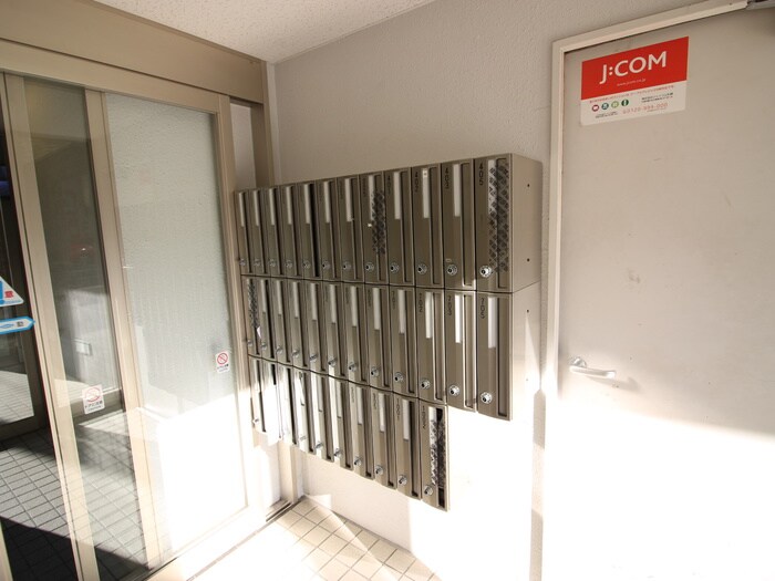 物件外観写真4　(エントランス部分)