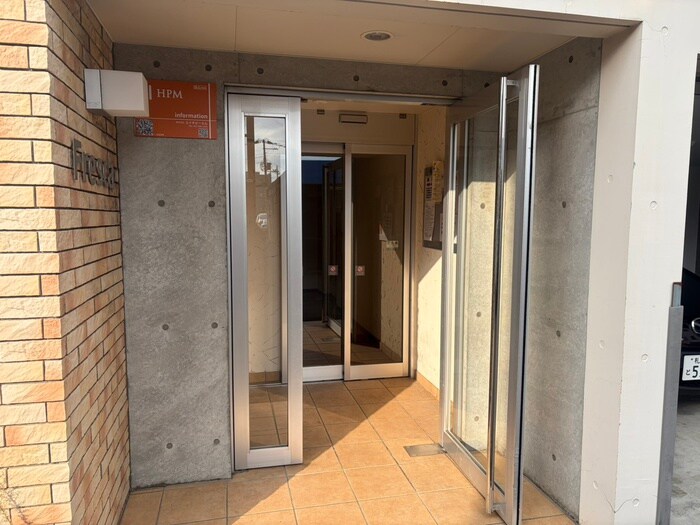 物件外観写真4　(エントランス部分)