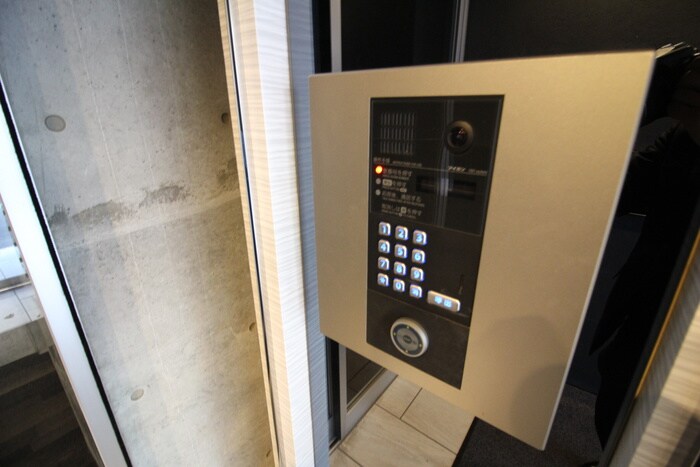 物件外観写真5　(エントランス部分)