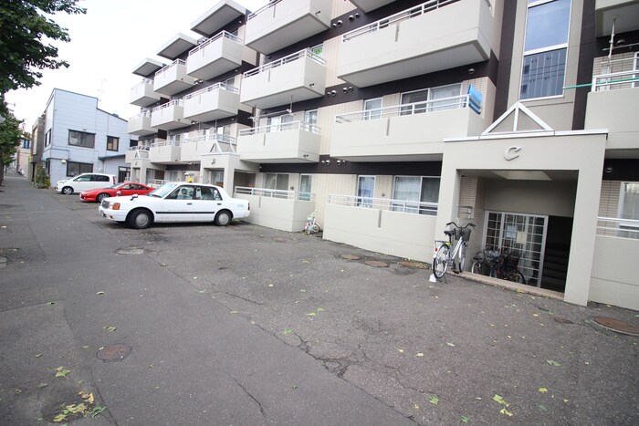 物件外観写真3　(駐車場)