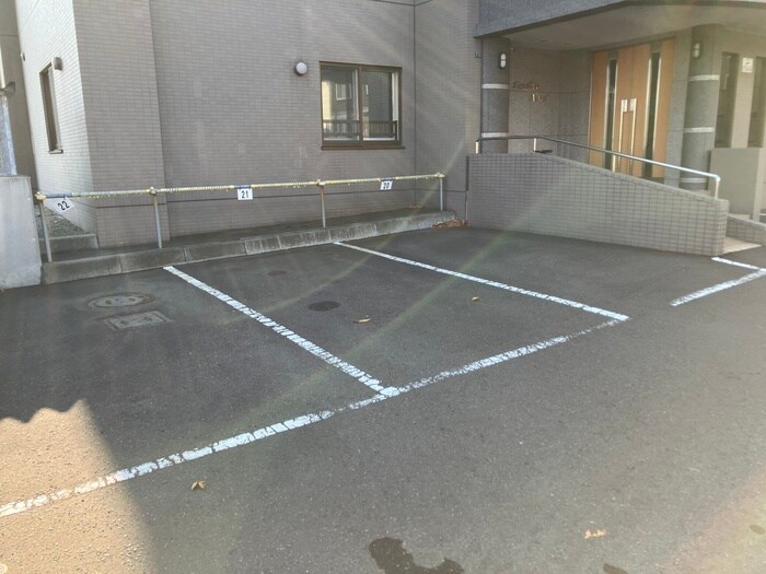 物件外観写真3　(駐車場)