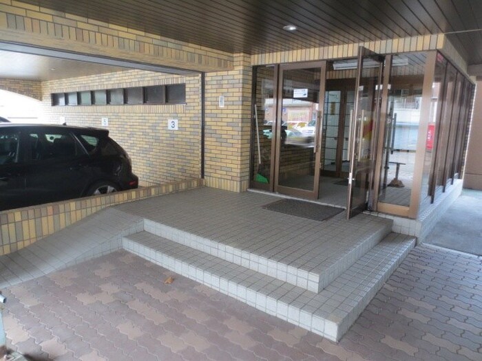 物件外観写真3　(エントランス部分)
