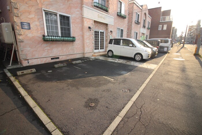 物件外観写真2　(駐車場)