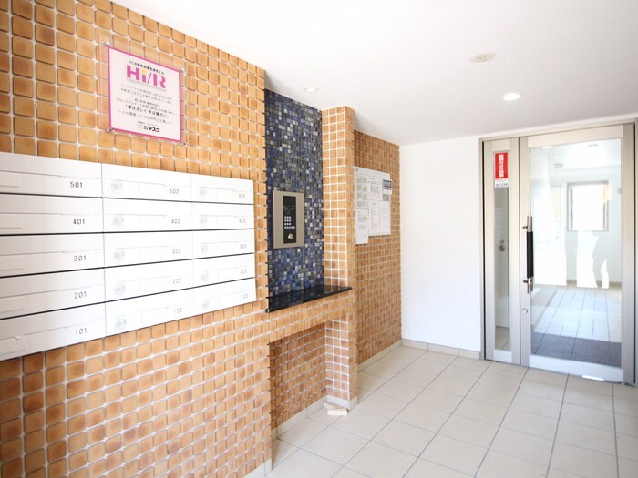 物件外観写真3　(エントランス部分)