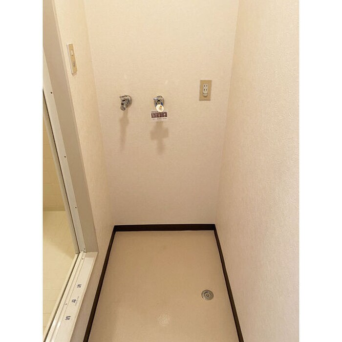 物件内観写真12　(洗濯機置場)