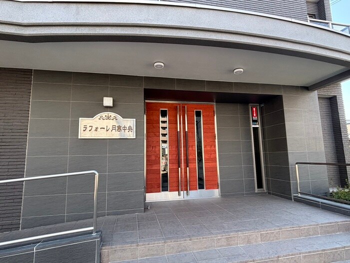 物件外観写真3　(エントランス部分)