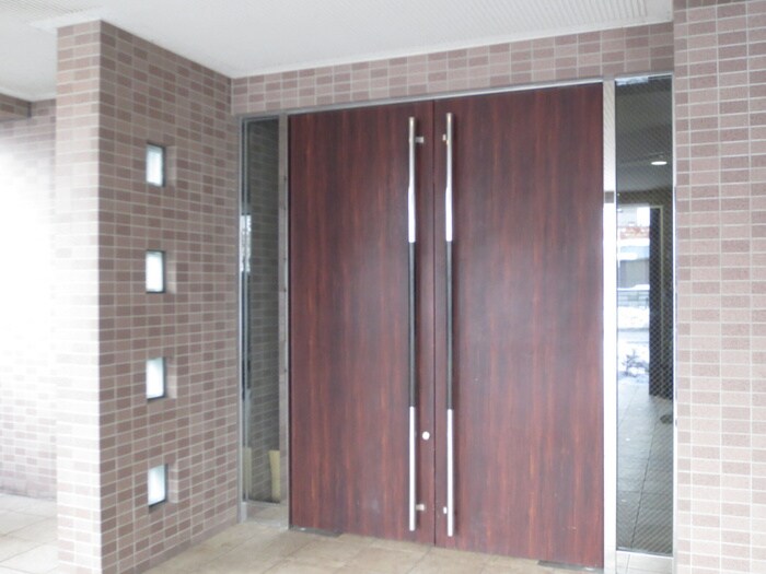 物件外観写真4　(エントランス部分)