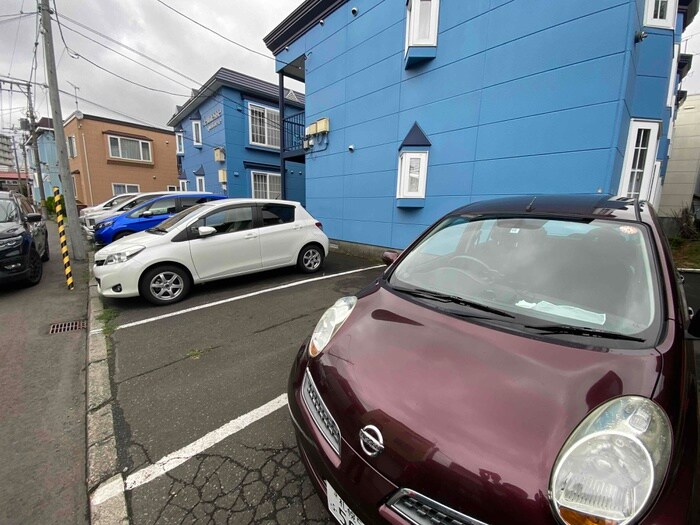 物件外観写真3　(駐車場)