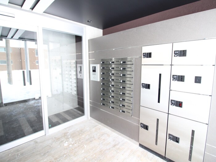 物件外観写真3　(エントランス部分)